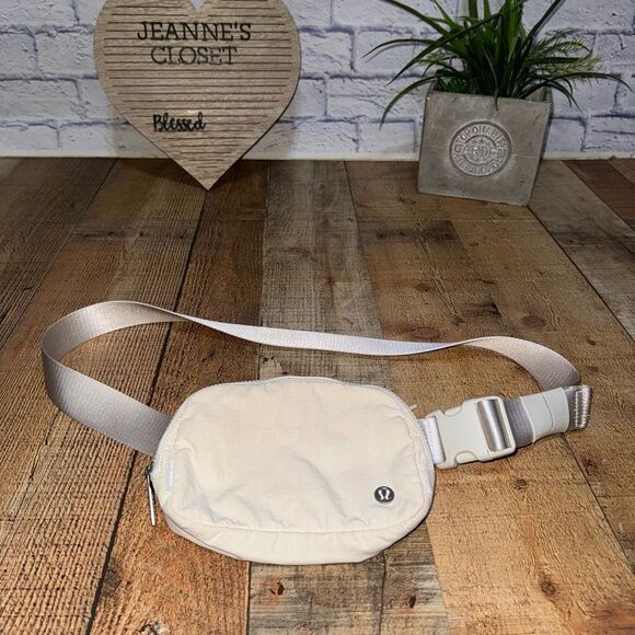 Lululemon Everywhere Belt Bag 1L
White Opal - Picture 7 of 16